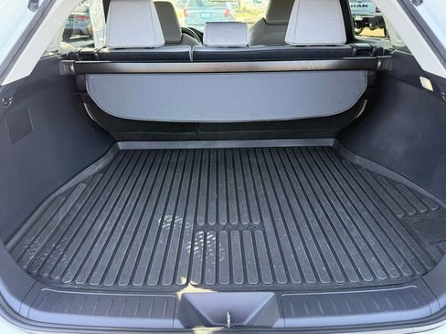 Used 2022 Toyota Venza LE image 22