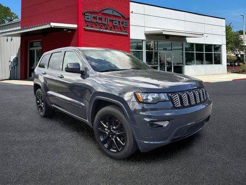Used 2017 Jeep Grand Cherokee Laredo RWD image 2
