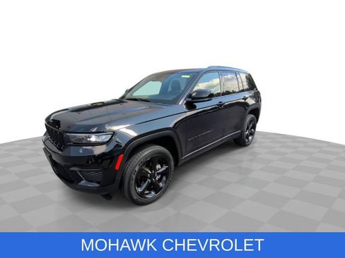 Used 2023 Jeep Grand Cherokee Altitude AWD/4WD image 4