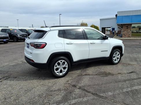 Used 2024 Jeep Compass Latitude image 3