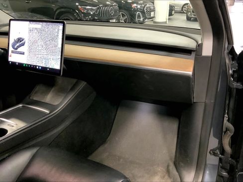 Used 2022 Tesla Model Y Long Range image 16