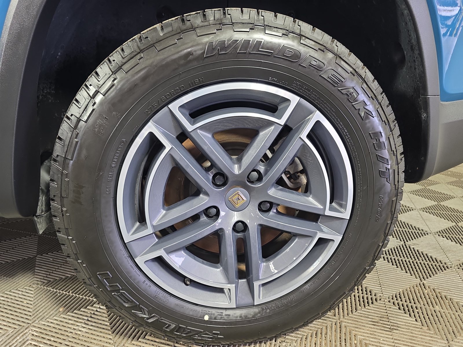 Used 2025 Rivian R1S Adventure Dual AWD/4WD image 10