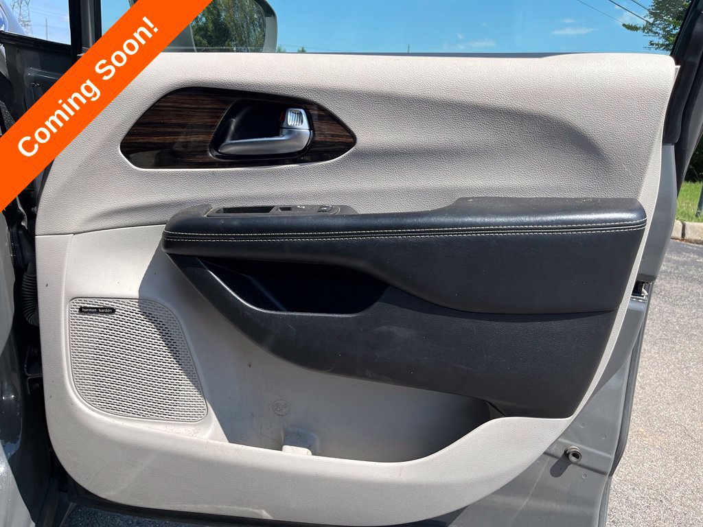 Used 2022 Chrysler Pacifica Limited FWD image 37