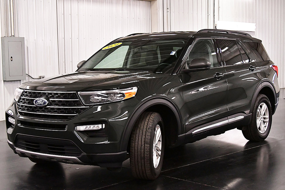 Used 2024 Ford Explorer XLT w/ Equipment Group 202A AWD/4WD image 3