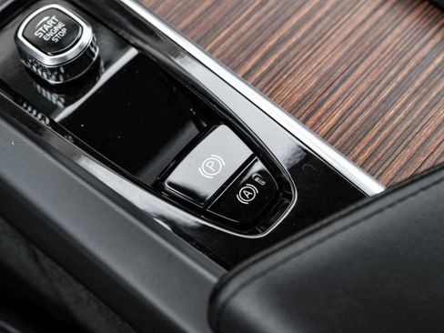 Used 2023 Volvo XC60 B5 Plus image 24