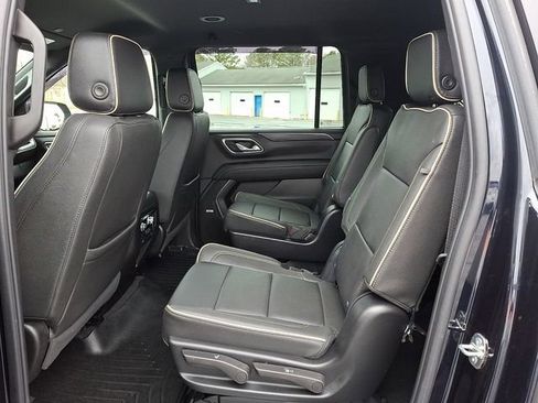 Used 2024 GMC Yukon XL SLT w/ SLT Luxury Package image 10