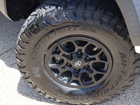 Used 2022 Toyota Tacoma SR w/ SX Package RWD image 9
