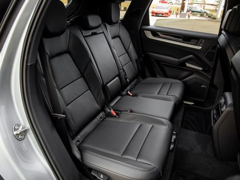 Certified 2026 Porsche Cayenne AWD/4WD image 40