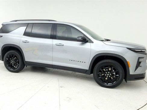 Used 2025 Chevrolet Traverse LT w/ Midnight/Sport Edition image 8