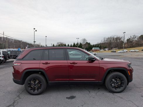 New 2025 Jeep Grand Cherokee Altitude image 4