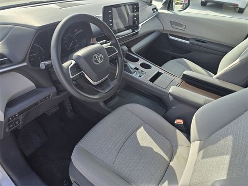 Used 2021 Toyota Sienna LE image 20
