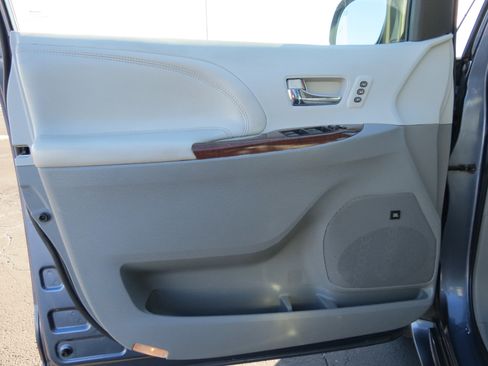 Used 2013 Toyota Sienna Limited image 24