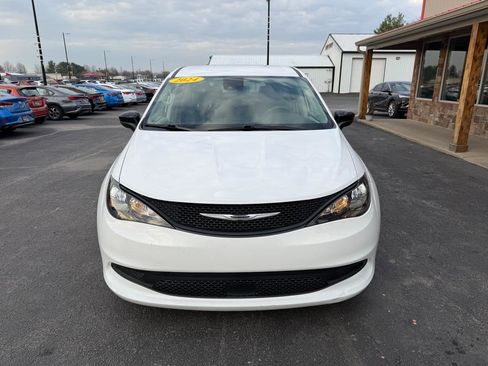 Used 2024 Chrysler Voyager LX image 10
