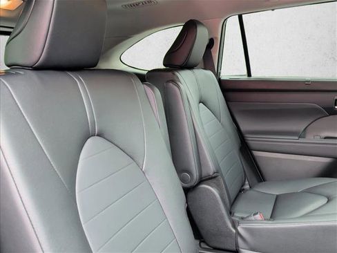 Used 2025 Toyota Highlander XLE FWD image 24