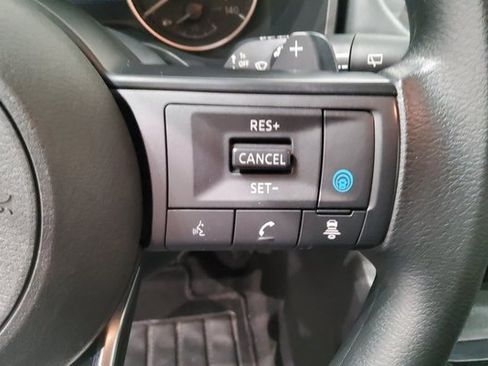 Used 2024 Nissan Rogue SV image 32