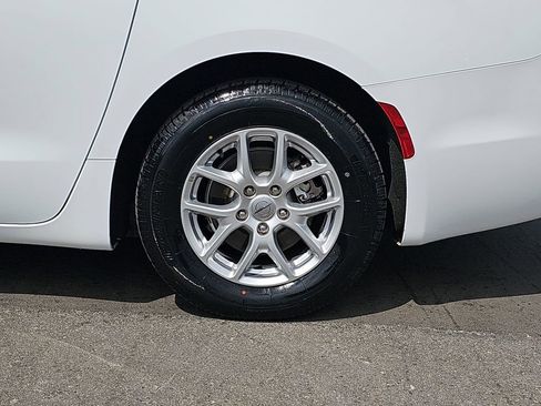 Used 2023 Chrysler Pacifica Touring-L image 36