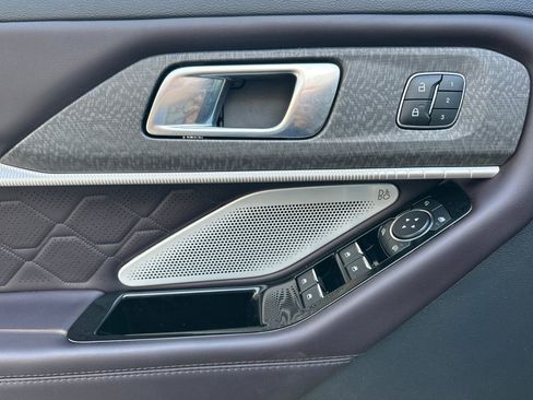 Used 2025 Ford Explorer Platinum w/ LUX Leather Package image 11