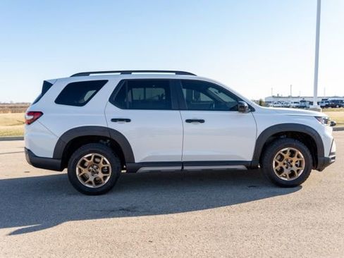 Used 2024 Honda Pilot TrailSport image 8