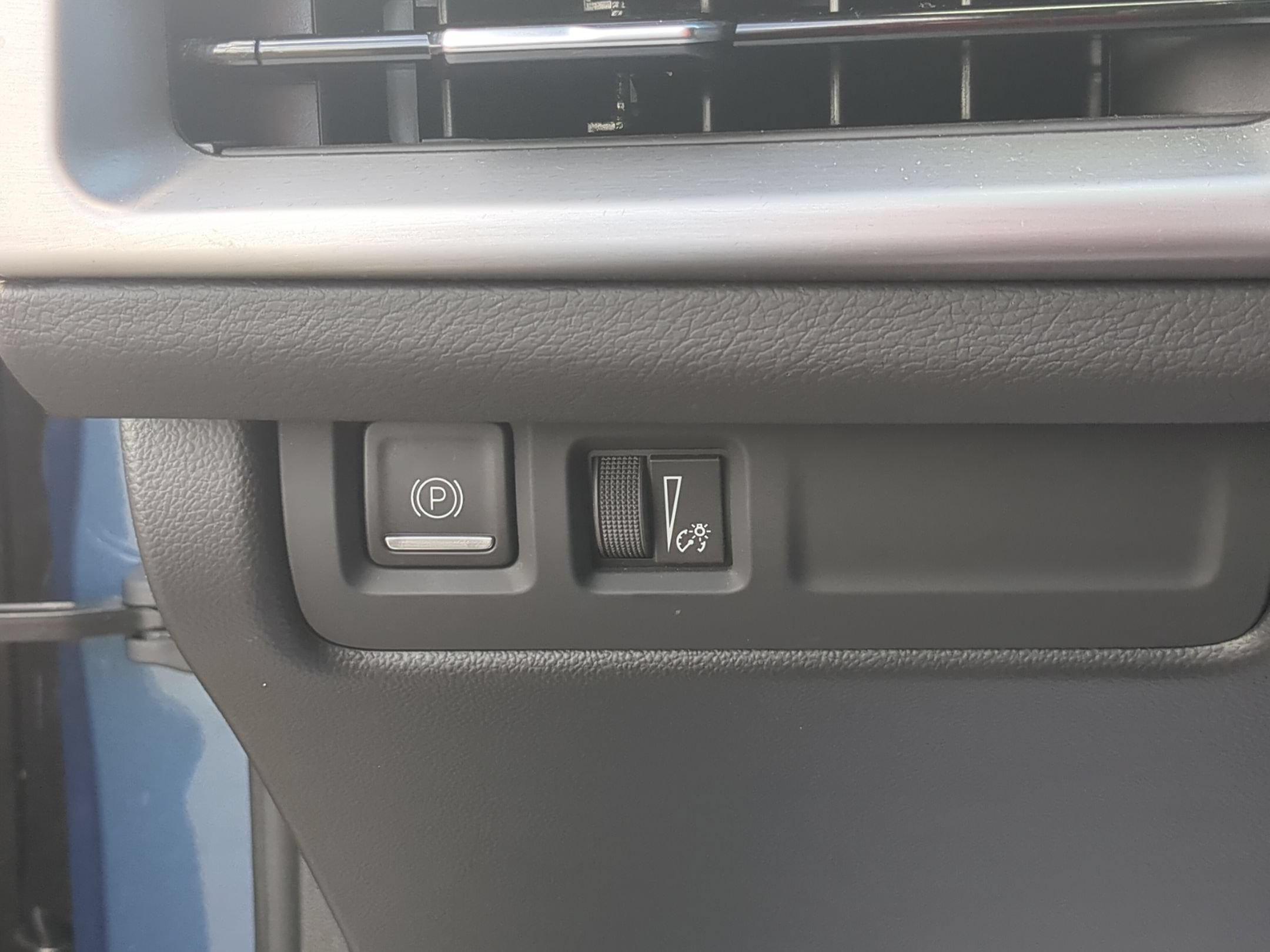 Certified 2025 Cadillac XT4 Premium Luxury AWD/4WD image 17
