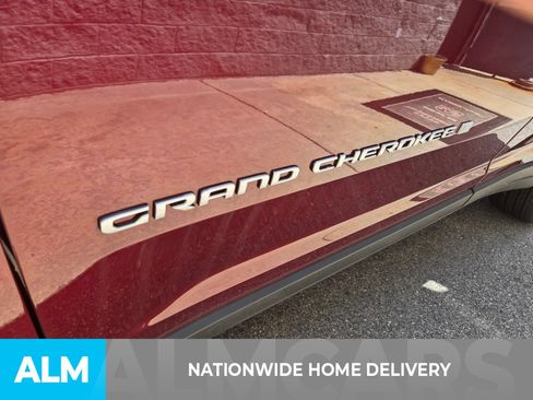 Used 2025 Jeep Grand Cherokee Laredo w/ Luxury Tech Group I AWD/4WD image 4
