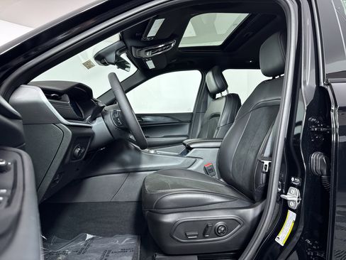 New 2025 Jeep Grand Cherokee Altitude image 5