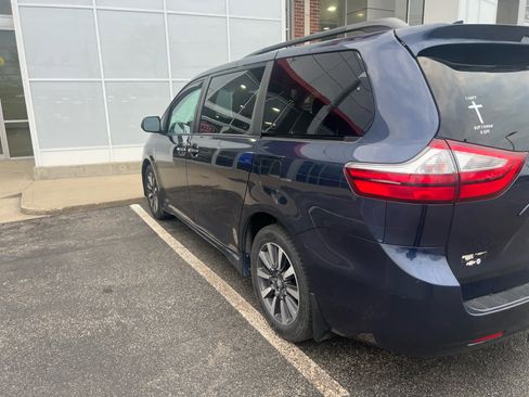 Used 2018 Toyota Sienna XLE w/ XLE Navigation Package image 11