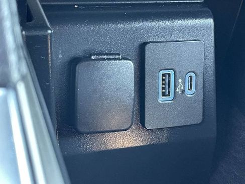 Used 2022 Ford Explorer Platinum w/ Equipment Group 601A AWD/4WD image 21