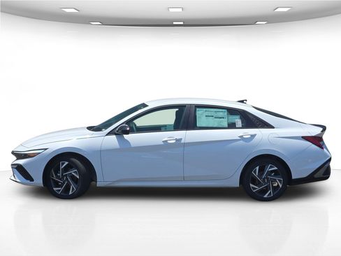 New 2025 Hyundai Elantra SEL image 4