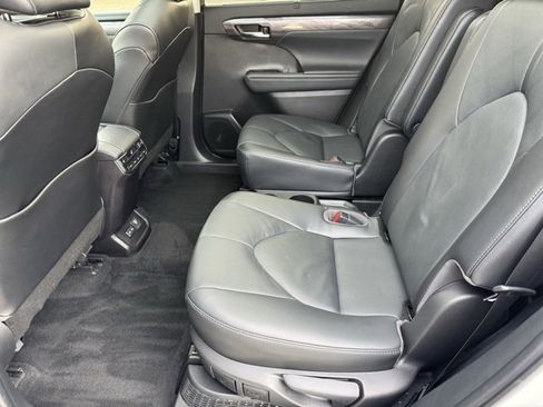 Used 2022 Toyota Highlander Platinum image 8