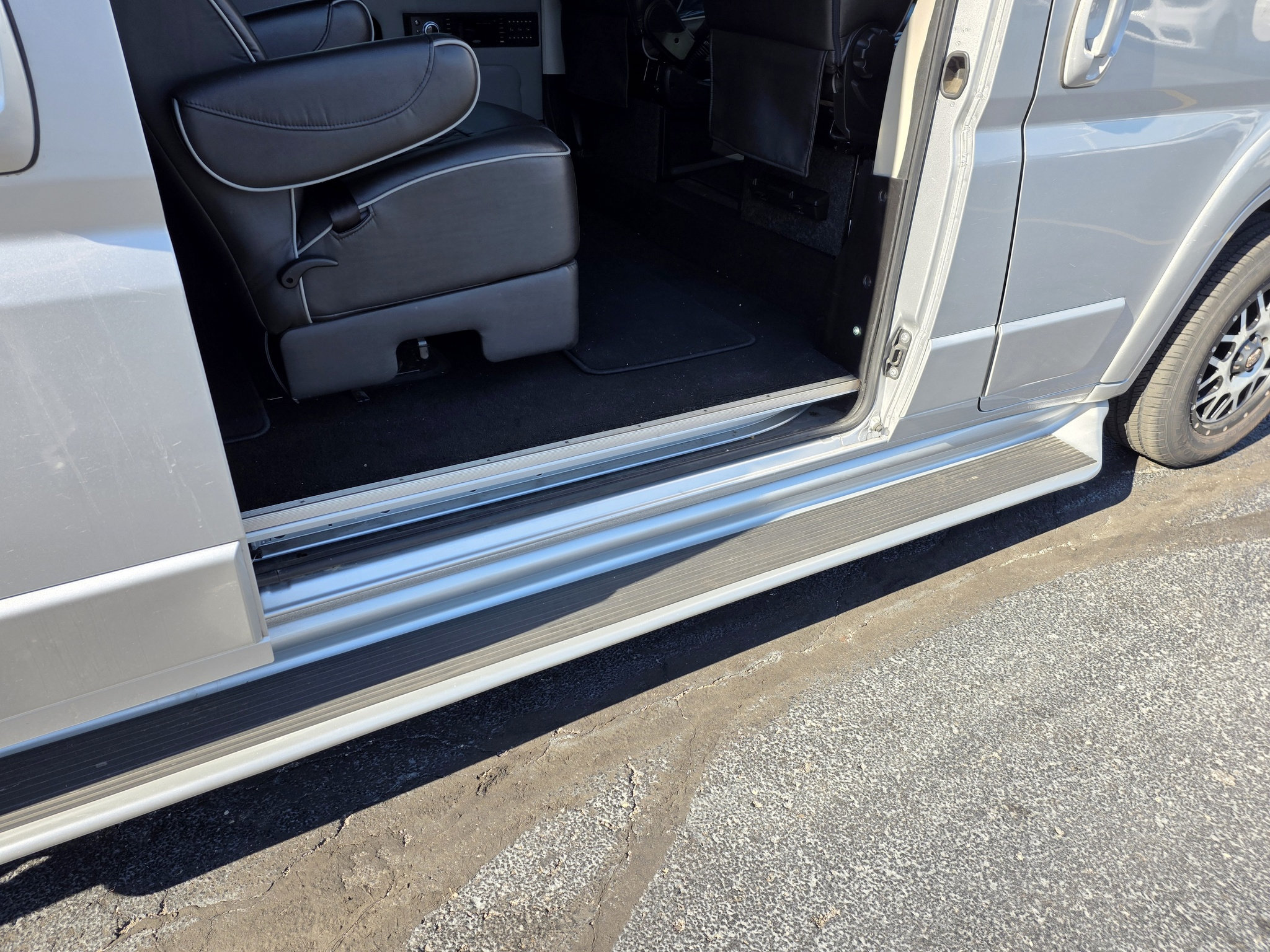 Used 2018 RAM ProMaster 2500 w/ Premium Appearance Group FWD image 8