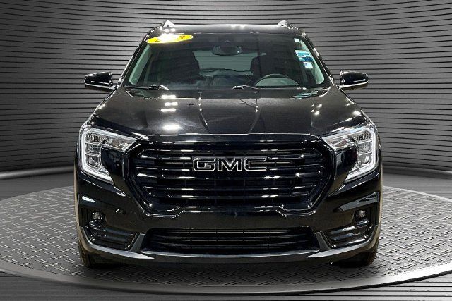 Used 2023 GMC Terrain SLT w/ Elevation Edition FWD image 2