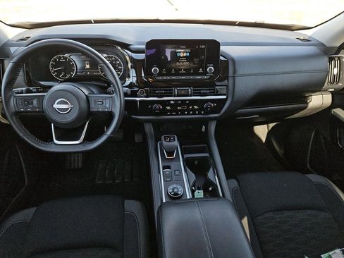 Used 2024 Nissan Pathfinder SV image 8