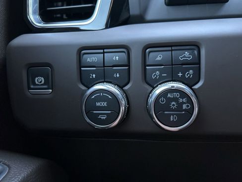 Used 2025 GMC Sierra 3500 Denali w/ Denali Reserve Package image 30