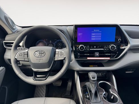New 2026 Toyota Highlander Platinum AWD/4WD image 12