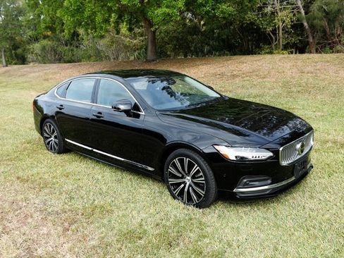 Used 2023 Volvo S90 B6 Plus image 2
