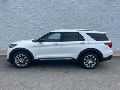 Certified 2025 Ford Explorer Platinum image 3