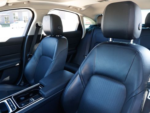 Used 2018 Jaguar XF Prestige image 9