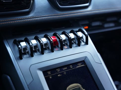 Used 2022 Lamborghini Huracan EVO image 19