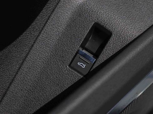 Used 2023 Audi e-tron Premium Plus w/ Premium Plus Package AWD/4WD image 28