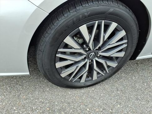 Used 2025 Nissan Altima 2.5 SV FWD image 11
