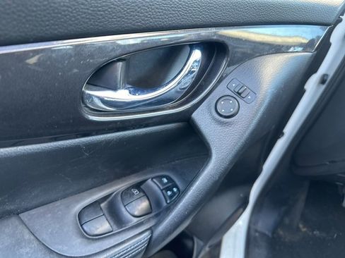 Used 2018 Nissan Rogue S image 11