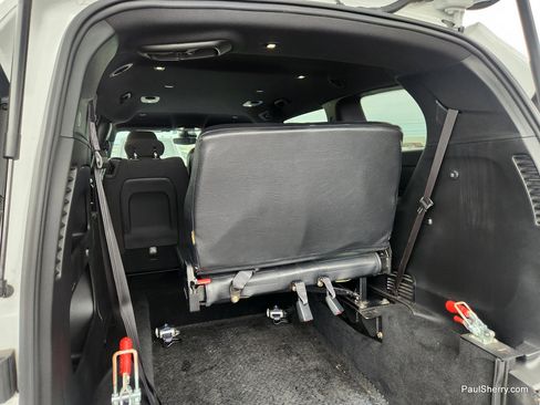 Used 2024 Chrysler Pacifica Touring FWD image 26