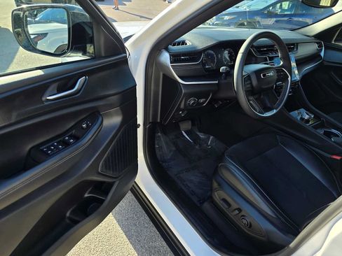 Used 2024 Jeep Grand Cherokee Altitude RWD image 19