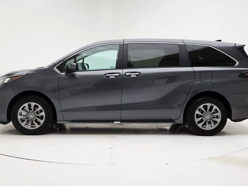 Used 2025 Toyota Sienna XLE FWD image 5