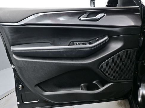 Used 2023 Jeep Grand Cherokee L Laredo image 9