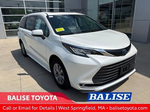 Used 2023 Toyota Sienna XLE FWD image 1