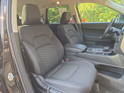 Used 2025 Nissan Pathfinder SV image 25