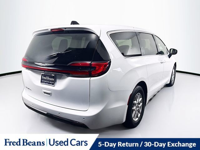 Used 2023 Chrysler Pacifica Touring-L FWD image 9