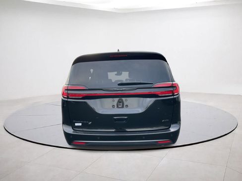 Used 2023 Chrysler Pacifica Touring-L w/ S Appearance Package image 5