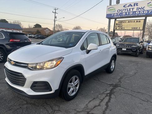 Used 2019 Chevrolet Trax LS image 1